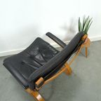 Zwart Leren Fauteuil Met Armleuningen En Houten Onderstel thumbnail 9