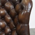 Grote En Stijlvolle, Donkerbruine Rundleren Chesterfield Oorfauteuil In Engelse Stijl thumbnail 13