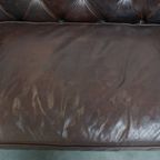 Luxe En Charmante Rundleren 3-zits Chesterfield Bank Op Wieltjes Met Een Onweerstaanbaar Karakter thumbnail 6