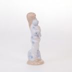 Sanbo Porseleinen Beeldje Van Meisje Met Pop thumbnail 4