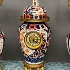 Imari. Set Pendule Met Kandelaars. thumbnail 4