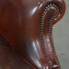 Stoere Maar Comfortabele Clubfauteuil Gemaakt Van Schapenleer En Afgewerkt Met Siernagels thumbnail 12