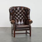 Donkerbruine, Sierlijke Rundleren Chesterfield Oorfauteuil In Een Klassieke Engelse Stijl thumbnail 11