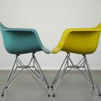 Set Van 4 Mooie En Kleurrijke Vitra Eamas Dar Design Eetkamerstoelen thumbnail 4