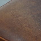 Hocker Gemaakt Van Schapenleer Met Een Houten Frame En Een Afwerking Met Siernagels thumbnail 12