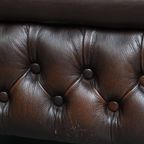 Imposante, Engelse Rundleren Chesterfield Fauteuil Met Een Comfortabele Zit En Een Diepe Donkere thumbnail 12