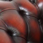 Klassieke En Luxe Rode Rundleren Chesterfield Clubfauteuil In Engelse Stijl Met Siernagels thumbnail 9