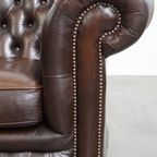 Imposante, Engelse Rundleren Chesterfield Fauteuil Met Een Comfortabele Zit En Een Diepe Donkere thumbnail 9
