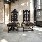 Set Van 2 Antieke Stoelen Bekleed Met Pels Van Wolf thumbnail 2