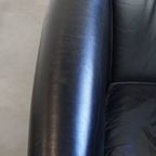 Geweldige Zwarte Rundleren Clubfauteuil In Engelse Stijl Met Een Tijdloos Design thumbnail 3