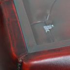 Mooie Rundleren Chesterfield Bijzet/ Salontafel In Een Mooie Rode Kleur Met Glazen Blad thumbnail 10