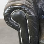 Zwarte 2.5 Zits Rundleren Engelse Chesterfield Bank Met Leuke, Luxe Details thumbnail 4
