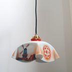 Antieke Opaline 'Zakdoek' Art Deco Lamp Met Tafelreel Van Molen En Decoratief Figuur Op Elke Zijde. thumbnail 3