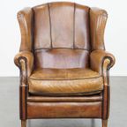 Stoere Cognac-Kleurige Schapenleren Oorfauteuil Met Een Comfortabele Zit En Afgewerkt Met Zwarte thumbnail 3