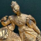 Een Vuurvergulde, Bronzen Schouwpendule In Empirestijl. thumbnail 5