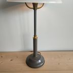 Tafellamp Met Grijs Metalen Voet En Opaline Glas Kap thumbnail 4