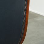 Sierlijke Donkerblauwe Chesterfield Fauteuil Gemaakt Van Rundleer En Gecombineerd Met Hout thumbnail 12