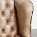 Luxe Rundleren Chesterfield Oorfauteuil Met Mooie En Sierlijke Pootjes thumbnail 11