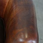 Tijdloze En Stoere Cognac-Kleurige Schapenleren Clubfauteuil Met Een Correcte Afwerking thumbnail 9