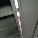 Prachtig Werkplaatskastje. Grijs Metaal Lockertje. Industrial Small Sideboard thumbnail 9