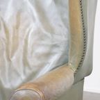 Unieke En Karaktervolle Groene Rundleren Oorfauteuil Met Een Mooi Patina En Correct Afgewerkt thumbnail 9