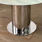 Italiaanse Eettafel Met Wit Marmeren Blad En Chromen Cilindervormige Voet thumbnail 7