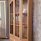 Vitrinekast In Zachte Perzikkleur En Goud thumbnail 3