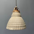 Oude Kwik Glazen Hanglamp Met Messing Armatuur thumbnail 6