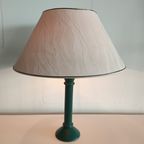 Vintage Tafellamp Kunststof Groene Voet Goudkleurige Topvitting thumbnail 2