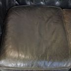 Zwarte 2.5 Zits Rundleren Engelse Chesterfield Bank Met Leuke, Luxe Details thumbnail 8
