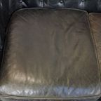 Zwarte 2.5 Zits Rundleren Engelse Chesterfield Bank Met Leuke, Luxe Details thumbnail 6