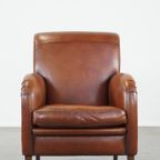 Luxe Cognac-kleurige Schapenleren Armchair Met Ronde Vormen En Een Uniek Design thumbnail 3