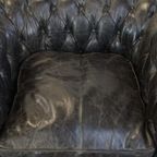 Ruime Zwarte Rundleren Chesterfield Fauteuil Met Een Sprekend Karakter thumbnail 7