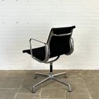 Vitra Ea 108 Zwarte Design Stoel, Ontworpen Door Charles & Ray Eames thumbnail 6