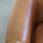 Karaktervolle Vintage Clubfauteuil Van Schapenleer Met Een Afwerking Met Siernagels thumbnail 2
