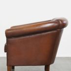 Stijlvolle En Tijdloze Bruine Rundleren Clubfauteuil In Engelse Stijl Met Een Luxe Afwerking thumbnail 5
