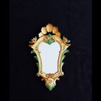 Kleine Cartouchespiegel In Italiaanse Rococo-Stijl Met Geschilderde Bloemmotieven thumbnail 2