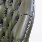 Grote Groene Rundleren Chesterfield Bureaustoel Op Wieltjes Met Een Hoge Rug thumbnail 12
