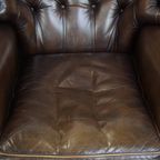 Grote En Stijlvolle, Donkerbruine Rundleren Chesterfield Oorfauteuil In Engelse Stijl thumbnail 12