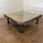 Unieke Industriële Tafel Uit Houten Mal Met Negatief Treinwiel thumbnail 6