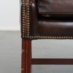 Donkerbruine, Sierlijke Rundleren Chesterfield Oorfauteuil In Een Klassieke Engelse Stijl thumbnail 4