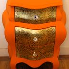 Oranje Ladekast Met Bladgoud Op De Lades thumbnail 3