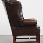 Donkerbruine, Sierlijke Rundleren Chesterfield Oorfauteuil In Een Klassieke Engelse Stijl thumbnail 9