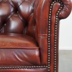 Zeer Luxe Rundleren Rode Chesterfield Clubfauteuil Met Een Sprekend Karakter thumbnail 10