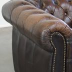 Karakteristieke, Statige Engelse Chesterfield Fauteuil Gemaakt Van Rundleer thumbnail 11