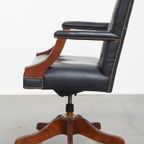 Tijdloze Zeer Donkerblauwe/ Zwarte Rundleren Chesterfield Bureaustoel Op Wieltjes thumbnail 4