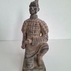 Knielende Chinese Krijger Beeld Gepatineerde Terracotta thumbnail 9