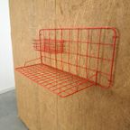 Rood Metalen Wandrek Met Legplank En Mandje Vintage thumbnail 13
