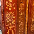 Vitrinekast In Renaissancestijl. Hollands Marqueterie Met Florale Motieven. thumbnail 6