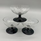 Set Vintage Gegraveerde Coupe Glaasjes Zwarte Voet 3 Stuks thumbnail 2